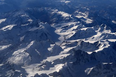 Alplerin hava manzarası uçaktan panorama manzarası