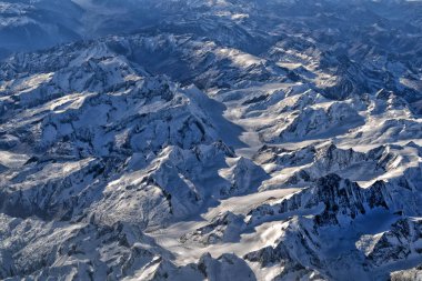 Alplerin hava manzarası uçaktan panorama manzarası