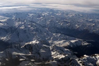 Alplerin hava manzarası uçaktan panorama manzarası