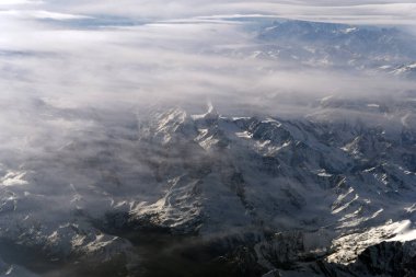 Alplerin hava manzarası uçaktan panorama manzarası