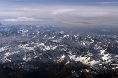 Alplerin hava manzarası uçaktan panorama manzarası