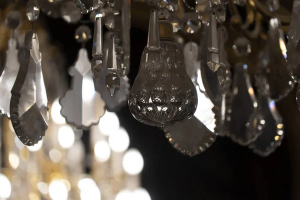 自由スタイルの豪華なシャンデリアランプライトの詳細 — ストック写真