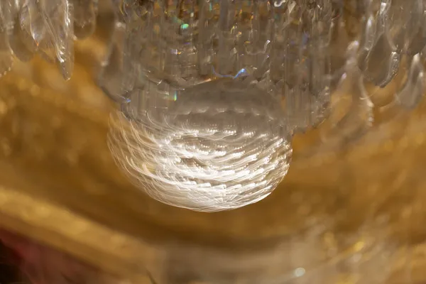 自由スタイルの豪華なシャンデリアランプライトの詳細 — ストック写真