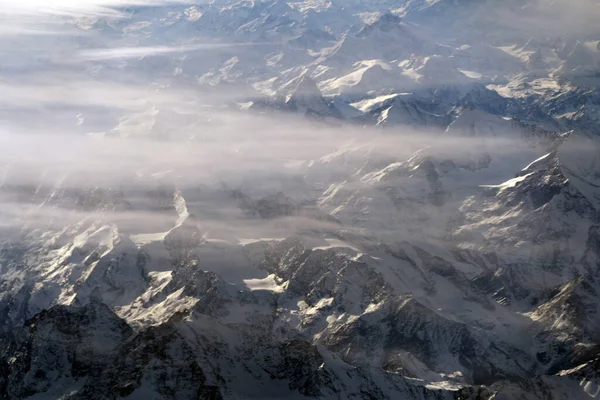 Alplerin hava manzarası uçaktan panorama manzarası