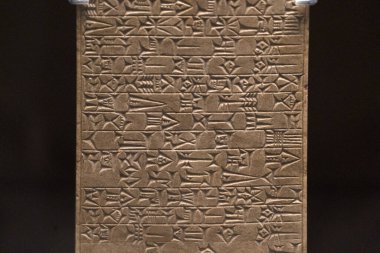 Mezopotamya Asur tableti ayrıntıları yazılıyor