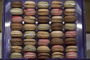 Mağaza vitrininde çeşitli badem kurabiyeleri.