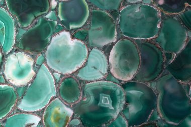 Alabaster yeşil şeffaf taş duvar detayı