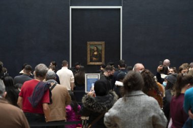 PARİS, FRANSA - 18 Kasım 2021 Mona Lisa odası, Covid 19 için maskeli insanlarla dolu. 