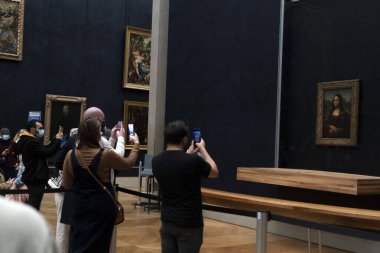 PARİS, FRANSA - 18 Kasım 2021 Mona Lisa odası, Covid 19 için maskeli insanlarla dolu. 