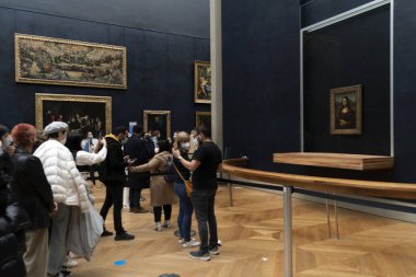 PARİS, FRANSA - 18 Kasım 2021 Mona Lisa odası, Covid 19 için maskeli insanlarla dolu. 