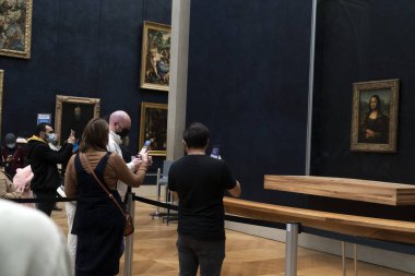 PARİS, FRANSA - 18 Kasım 2021 Mona Lisa odası, Covid 19 için maskeli insanlarla dolu. 