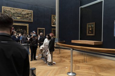 PARİS, FRANSA - 18 Kasım 2021 Mona Lisa odası, Covid 19 için maskeli insanlarla dolu. 