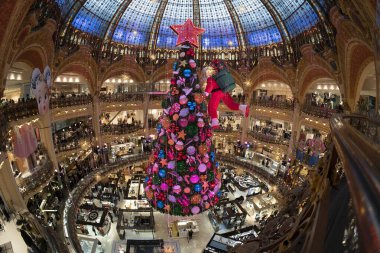 PARIS, FRANCE - 20 Kasım 2021 - Her yıl Kasım ayından itibaren, Lafayettes merkez sarayının tam ortasına dev bir Noel ağacı dikilir. 