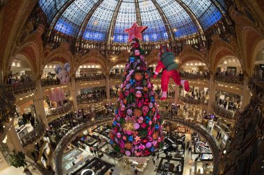 PARIS, FRANCE - 20 Kasım 2021 - Her yıl Kasım ayından itibaren, Lafayettes merkez sarayının tam ortasına dev bir Noel ağacı dikilir. 