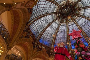 PARIS, FRANCE - 20 Kasım 2021 - Her yıl Kasım ayından itibaren, Lafayettes merkez sarayının tam ortasına dev bir Noel ağacı dikilir. 