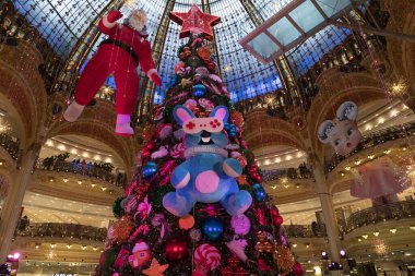 PARIS, FRANCE - 20 Kasım 2021 - Her yıl Kasım ayından itibaren, Lafayettes merkez sarayının tam ortasına dev bir Noel ağacı dikilir. 