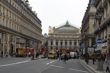 PARIS, FRANCE - 20 Kasım 2021 Garnier Operası yakınlarında büyük yangın, tarihi binanın önünde bir sürü itfaiyeci ve kamyon