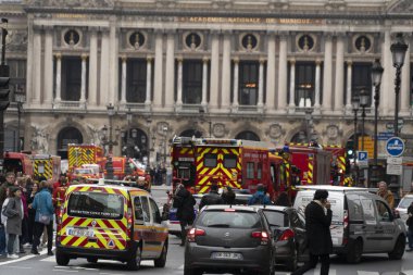 PARIS, FRANCE - 20 Kasım 2021 Garnier Operası yakınlarında büyük yangın, tarihi binanın önünde bir sürü itfaiyeci ve kamyon