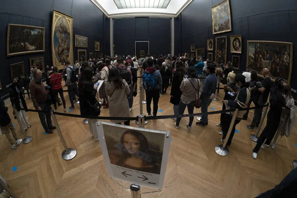 2021年11月18日 法国巴黎 蒙娜丽莎的房间挤满了戴面具的人 — 图库照片