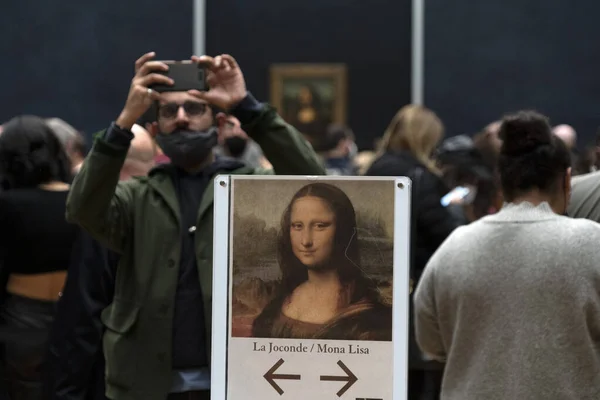Paříž Francie Ledna 2021 Mona Lisa Pokoj Přeplněný Lidí Maskou — Stock fotografie