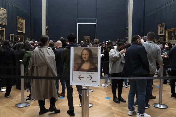2021年11月18日 法国巴黎 蒙娜丽莎的房间挤满了戴面具的人 — 图库照片