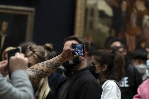 Paříž Francie Ledna 2021 Mona Lisa Pokoj Přeplněný Lidí Maskou — Stock fotografie