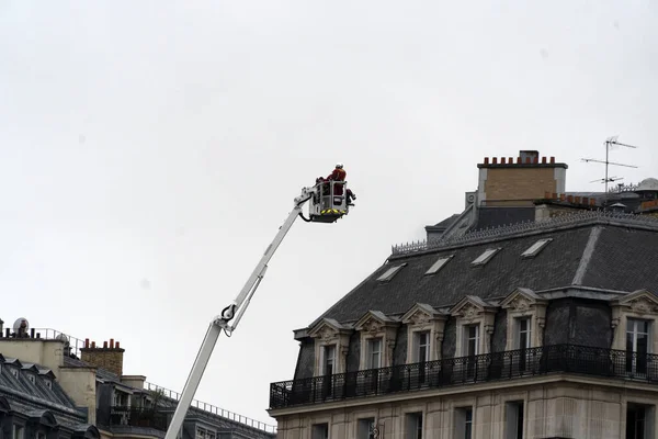 2021年11月20日 法国巴黎 加尼耶歌剧院附近的大火 历史建筑前的许多消防员和卡车 — 图库照片