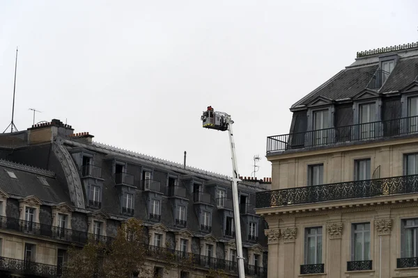 フランス 11月20 2021 歴史的な建物の前に消防車やトラックの多くは オペラガルニエの近くの大きな火災 — ストック写真