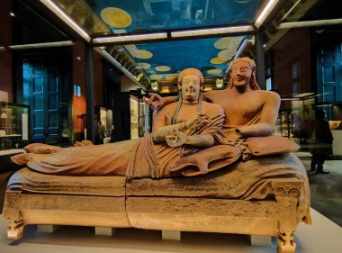 Eşlerin Etrüsk Sarcophagus 'u karı koca aşıkları gelin ve damat tabutu