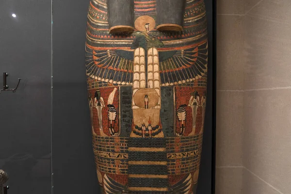 이집트의 석관을 자세히 살펴봄 — 스톡 사진