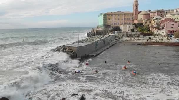 Deniz Fırtınası Sırasında Genova Nervi Büyük Dalgalarda Kanolar — Stok video