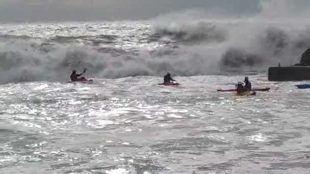 海の嵐の間のジェノア ネルヴィの大きな波のカヤック — ストック動画