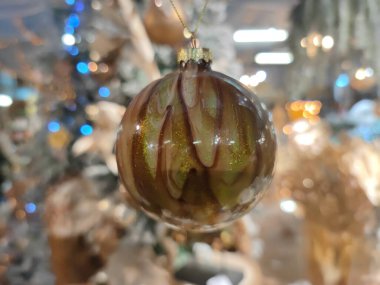 Noel baloncukları yumuşak arkaplan dokusunu bulanıklaştırır