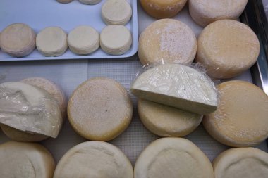 Doğal el, markette organik İtalyan peyniri yapmış.