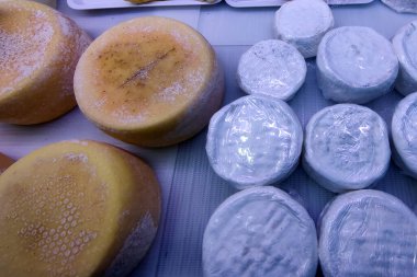 Doğal el, markette organik İtalyan peyniri yapmış.