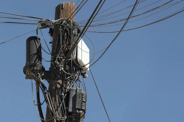 Veel Kabels Telefoonlijnen Elektriciteitsdraden Samen Een Paal — Stockfoto