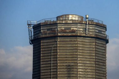 Eski benzin deposu silo metal bina detayı