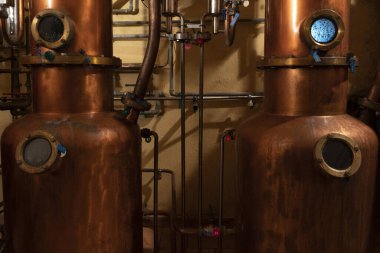 Damıtımevi içinde bakır alambik detayı