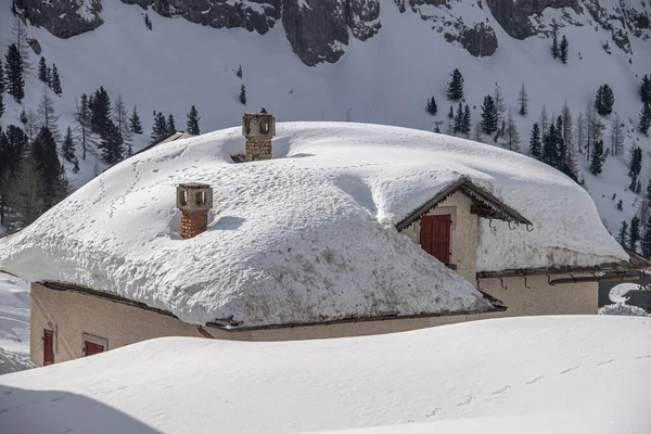 Dům Chata Pokrytá Sněhem Dolomitech Zimě — Stock fotografie