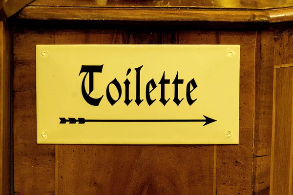 Toilette Flèche Signe Sur Cuivre Vieux Style Allemand Vintage Écriture — Photo