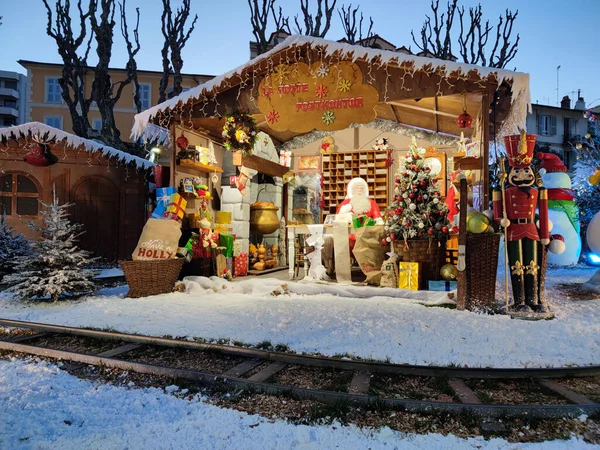Menton フランス 2021年12月11日 サンタクロース村はクリスマス トナカイ エルフ 雪だるまなどの子供や大人のために開いています — ストック写真