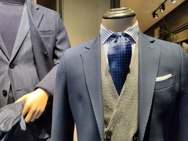 İtalyan tarzı resmi bir terzi takım elbise detaylarını hazırladı.