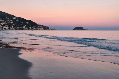 Alassio köyü deniz kıyısı liguria İtalya gün batımında