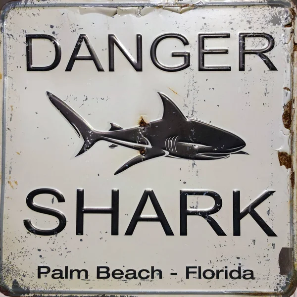 フロリダ危険振るホワイトメタルパームビーチサイン — ストック写真