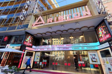 SANREMO, ITALY - 13 Aralık 2021 - Ariston tiyatrosu 2022 sezonuna hazır, Sanremo 'nun geçen yılki en ünlü şarkı festivaline ev sahipliği yapıyor.