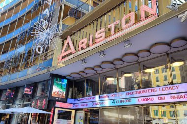 SANREMO, ITALY - 13 Aralık 2021 - Ariston tiyatrosu 2022 sezonuna hazır, Sanremo 'nun geçen yılki en ünlü şarkı festivaline ev sahipliği yapıyor.