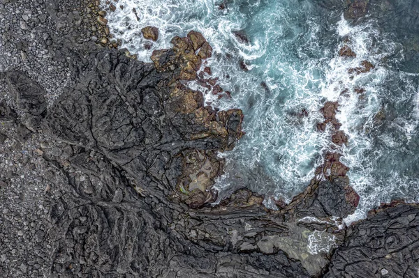 Rompiendo Olas Mar Tempestad Lava Roca Acantilado Dron Paisaje Aéreo — Foto de Stock