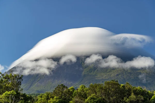 Pico Νησί Αζόρες Ηφαίστειο Που Καλύπτεται Από Μαλακά Σύννεφα Θέα — Φωτογραφία Αρχείου