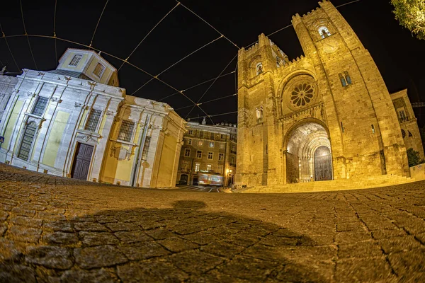 Lisbon Catedral Vista Nocturna Con Tranvía Que Viene — Foto de Stock