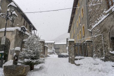 Bormio Ortaçağ köyü Valtellina İtalya kış mevsiminde kar altında